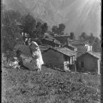 Fotografia: Andreina Gritti con Marco, Andrea e la balia in montagna